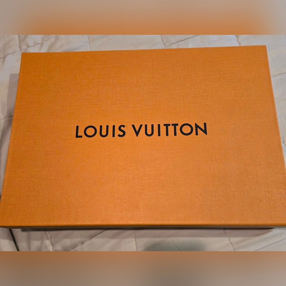 (SOLD) Louis Vuitton Monogram Shawl - Picture 12 of 15